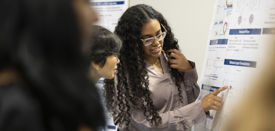 A UAlbany CNSE SURP student presenting their work at NY CREATES’ Albany NanoTech Complex